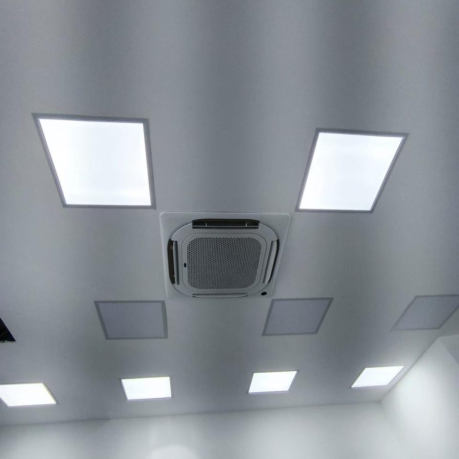Unidade interna cassete de ar condicionado instalada no teto de ambiente comercial