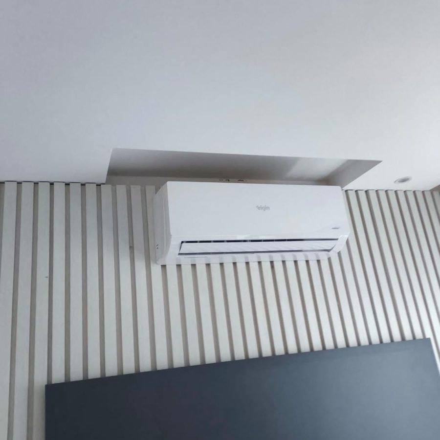 Ar condicionado split instalado pela AirComfort em parede com painel ripado