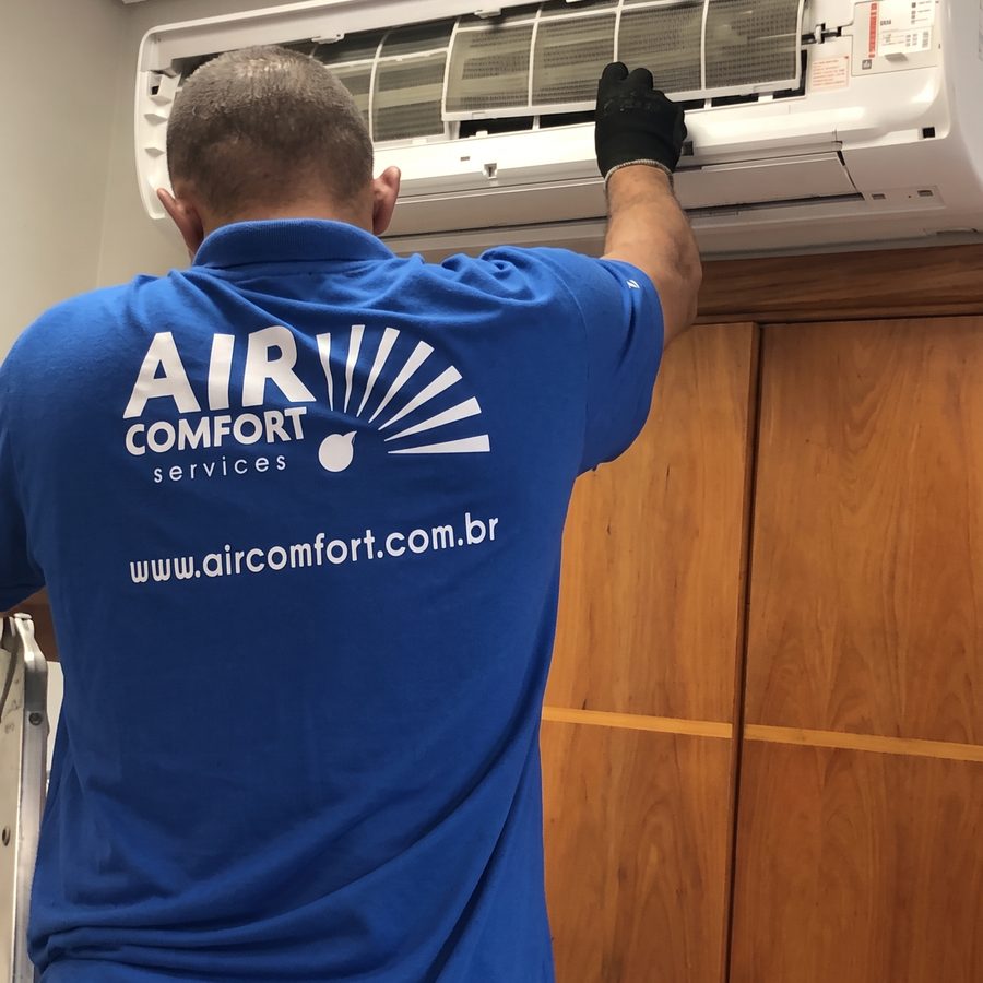 Técnico da AirComfort fazendo manutenção de ar condicionado na região