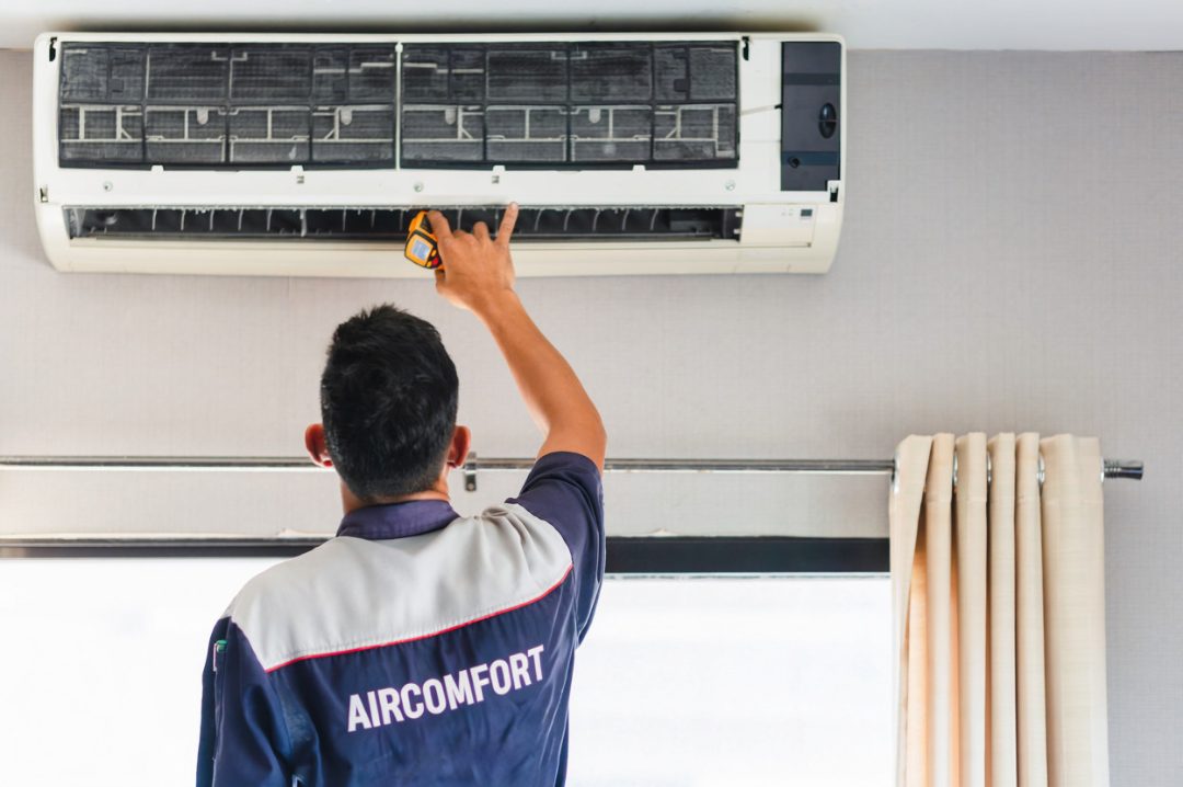 Técnico da AirComfort fazendo manutenção de ar condicionado