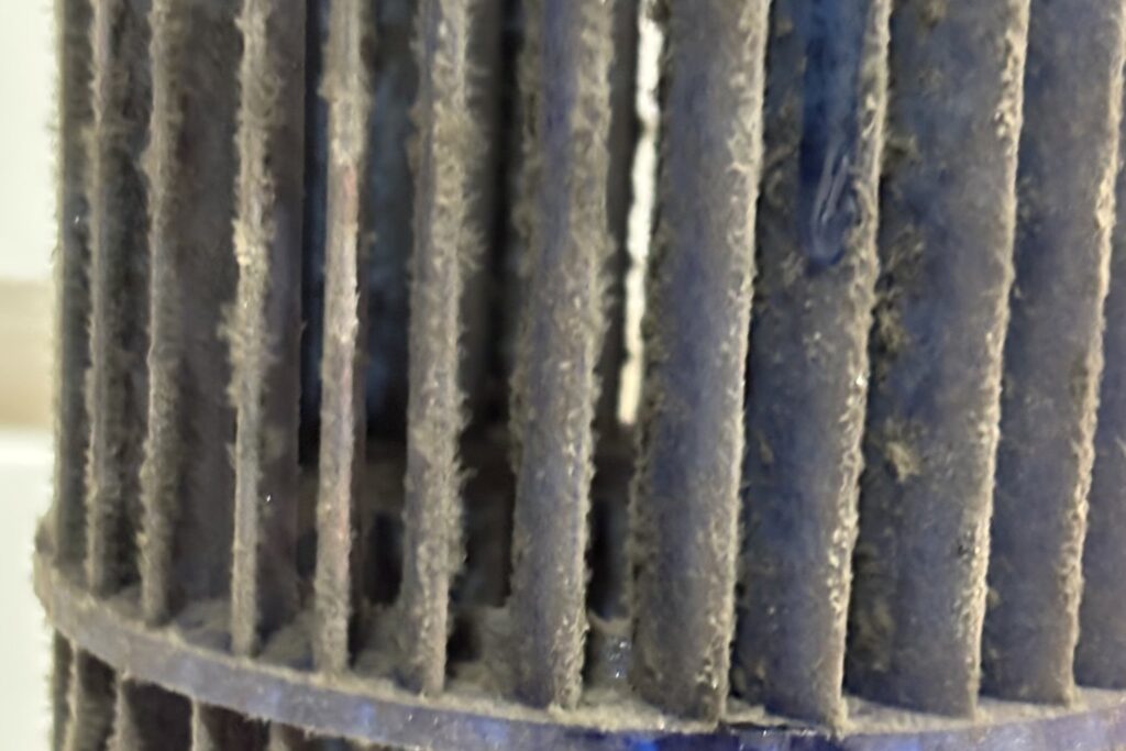 Turbina de ar condicionado tomada de poeira e sujeira acumulada entre as pás