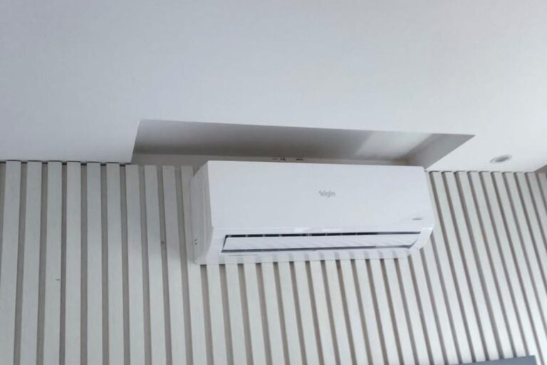 Ar condicionado split instalado em parede com painel ripado